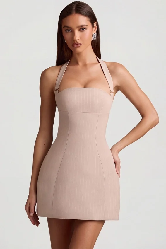 Vestido corto estructurado de corte A con cuello halter y rayas finas Odessa en color champiñón Vestido corto estructurado de corte A con cuello halter y rayas finas Odessa en color champiñón