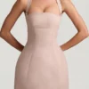 Vestido corto estructurado de corte A con cuello halter y rayas finas Odessa en color champiñón Vestido corto estructurado de corte A con cuello halter y rayas finas Odessa en color champiñón