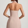 Vestido corto estructurado de corte A con cuello halter y rayas finas Odessa en color champiñón Vestido corto estructurado de corte A con cuello halter y rayas finas Odessa en color champiñón