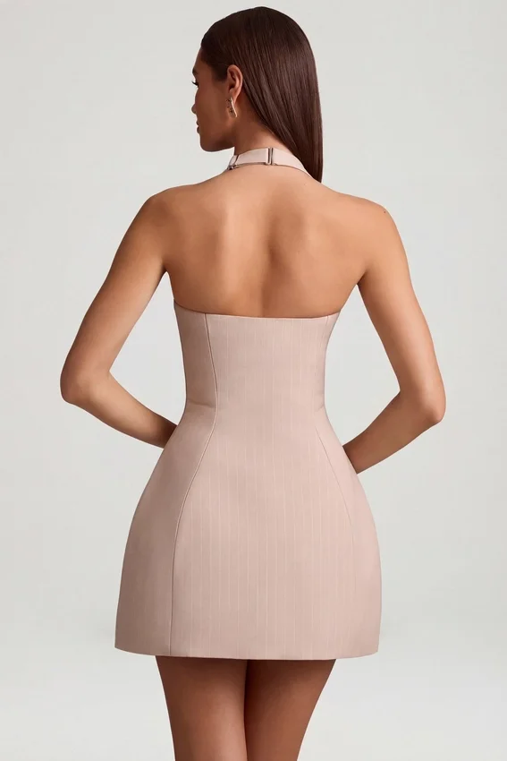Vestido corto estructurado de corte A con cuello halter y rayas finas Odessa en color champiñón Vestido corto estructurado de corte A con cuello halter y rayas finas Odessa en color champiñón
