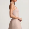 Vestido corto estructurado de corte A con cuello halter y rayas finas Odessa en color champiñón Vestido corto estructurado de corte A con cuello halter y rayas finas Odessa en color champiñón
