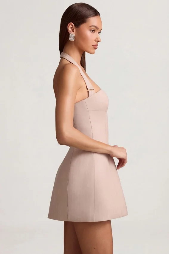 Vestido corto estructurado de corte A con cuello halter y rayas finas Odessa en color champiñón Vestido corto estructurado de corte A con cuello halter y rayas finas Odessa en color champiñón