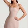 Vestido corto estructurado de corte A con cuello halter y rayas finas Odessa en color champiñón Vestido corto estructurado de corte A con cuello halter y rayas finas Odessa en color champiñón