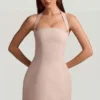 Vestido corto estructurado de corte A con cuello halter y rayas finas Odessa en color champiñón Vestido corto estructurado de corte A con cuello halter y rayas finas Odessa en color champiñón