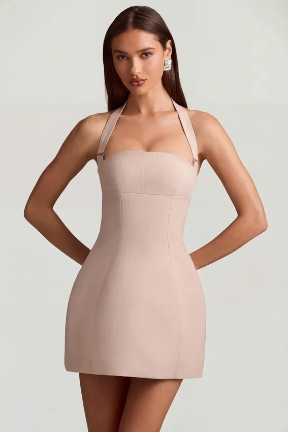 Vestido corto estructurado de corte A con cuello halter y rayas finas Odessa en color champiñón Vestido corto estructurado de corte A con cuello halter y rayas finas Odessa en color champiñón