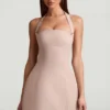 Vestido corto estructurado de corte A con cuello halter y rayas finas Odessa en color champiñón Vestido corto estructurado de corte A con cuello halter y rayas finas Odessa en color champiñón