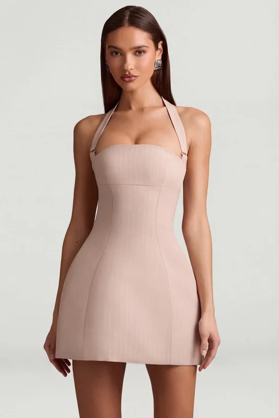Vestido corto estructurado de corte A con cuello halter y rayas finas Odessa en color champiñón Vestido corto estructurado de corte A con cuello halter y rayas finas Odessa en color champiñón