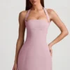 Vestido corto estructurado de corte A con cuello halter y rayas finas Odessa en malva Vestido corto estructurado de corte A con cuello halter y rayas finas Odessa en malva