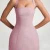 Vestido corto estructurado de corte A con cuello halter y rayas finas Odessa en malva Vestido corto estructurado de corte A con cuello halter y rayas finas Odessa en malva