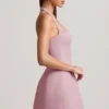 Vestido corto estructurado de corte A con cuello halter y rayas finas Odessa en malva Vestido corto estructurado de corte A con cuello halter y rayas finas Odessa en malva