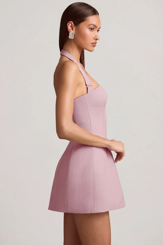 Vestido corto estructurado de corte A con cuello halter y rayas finas Odessa en malva Vestido corto estructurado de corte A con cuello halter y rayas finas Odessa en malva