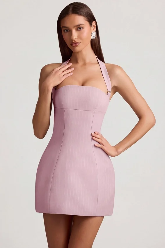 Vestido corto estructurado de corte A con cuello halter y rayas finas Odessa en malva Vestido corto estructurado de corte A con cuello halter y rayas finas Odessa en malva