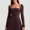 Vestido corto estructurado de corte A Ksenia con rayas diplomáticas en marrón chocolate Vestido corto estructurado de corte A Ksenia con rayas diplomáticas en marrón chocolate