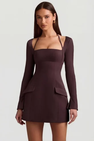 Vestido corto estructurado de corte A Ksenia con rayas diplomáticas en marrón chocolate Vestido corto estructurado de corte A Ksenia con rayas diplomáticas en marrón chocolate