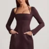 Vestido corto estructurado de corte A Ksenia con rayas diplomáticas en marrón chocolate Vestido corto estructurado de corte A Ksenia con rayas diplomáticas en marrón chocolate