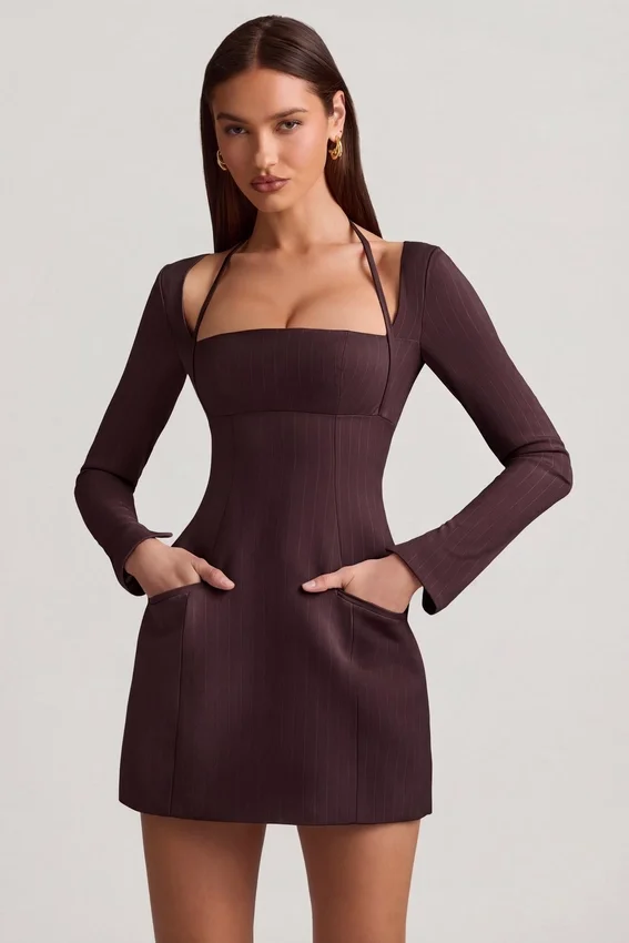 Vestido corto estructurado de corte A Ksenia con rayas diplomáticas en marrón chocolate Vestido corto estructurado de corte A Ksenia con rayas diplomáticas en marrón chocolate