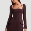 Vestido corto estructurado de corte A Ksenia con rayas diplomáticas en marrón chocolate Vestido corto estructurado de corte A Ksenia con rayas diplomáticas en marrón chocolate