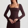 Vestido corto estructurado de corte A Ksenia con rayas diplomáticas en marrón chocolate Vestido corto estructurado de corte A Ksenia con rayas diplomáticas en marrón chocolate