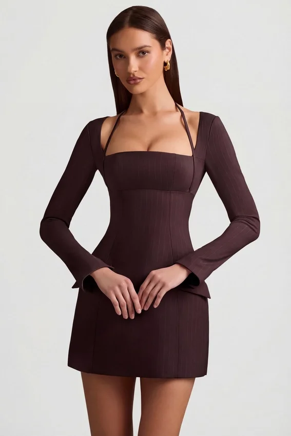 Vestido corto estructurado de corte A Ksenia con rayas diplomáticas en marrón chocolate Vestido corto estructurado de corte A Ksenia con rayas diplomáticas en marrón chocolate