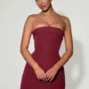 Vestido corto estructurado de corte A sin tirantes con cuello vuelto de Taia en rojo vino Vestido corto estructurado de corte A sin tirantes con cuello vuelto de Taia en rojo vino