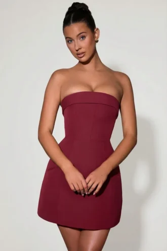Vestido corto estructurado de corte A sin tirantes con cuello vuelto de Taia en rojo vino Vestido corto estructurado de corte A sin tirantes con cuello vuelto de Taia en rojo vino