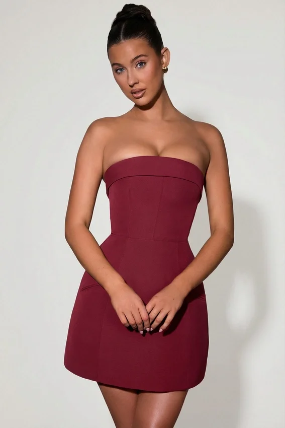 Vestido corto estructurado de corte A sin tirantes con cuello vuelto de Taia en rojo vino Vestido corto estructurado de corte A sin tirantes con cuello vuelto de Taia en rojo vino