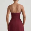 Vestido corto estructurado de corte A sin tirantes con cuello vuelto de Taia en rojo vino Vestido corto estructurado de corte A sin tirantes con cuello vuelto de Taia en rojo vino