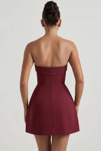 Vestido corto estructurado de corte A sin tirantes con cuello vuelto de Taia en rojo vino Vestido corto estructurado de corte A sin tirantes con cuello vuelto de Taia en rojo vino