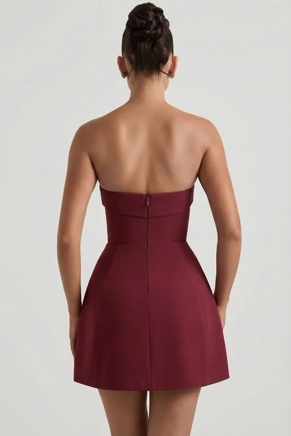 Vestido corto estructurado de corte A sin tirantes con cuello vuelto de Taia en rojo vino Vestido corto estructurado de corte A sin tirantes con cuello vuelto de Taia en rojo vino