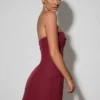 Vestido corto estructurado de corte A sin tirantes con cuello vuelto de Taia en rojo vino Vestido corto estructurado de corte A sin tirantes con cuello vuelto de Taia en rojo vino