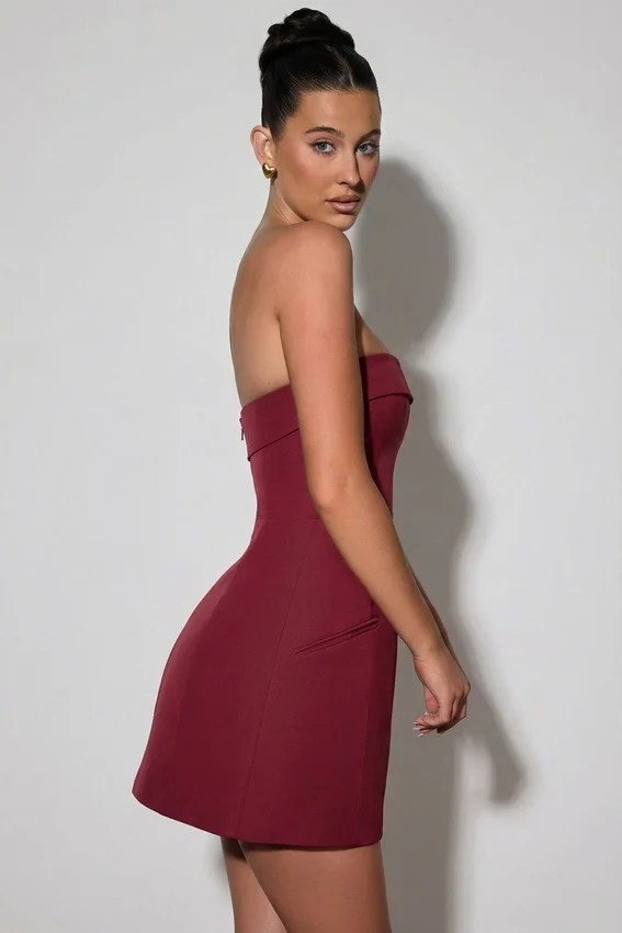 Vestido corto estructurado de corte A sin tirantes con cuello vuelto de Taia en rojo vino Vestido corto estructurado de corte A sin tirantes con cuello vuelto de Taia en rojo vino