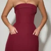 Vestido corto estructurado de corte A sin tirantes con cuello vuelto de Taia en rojo vino Vestido corto estructurado de corte A sin tirantes con cuello vuelto de Taia en rojo vino
