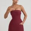 Vestido corto estructurado de corte A sin tirantes con cuello vuelto de Taia en rojo vino Vestido corto estructurado de corte A sin tirantes con cuello vuelto de Taia en rojo vino