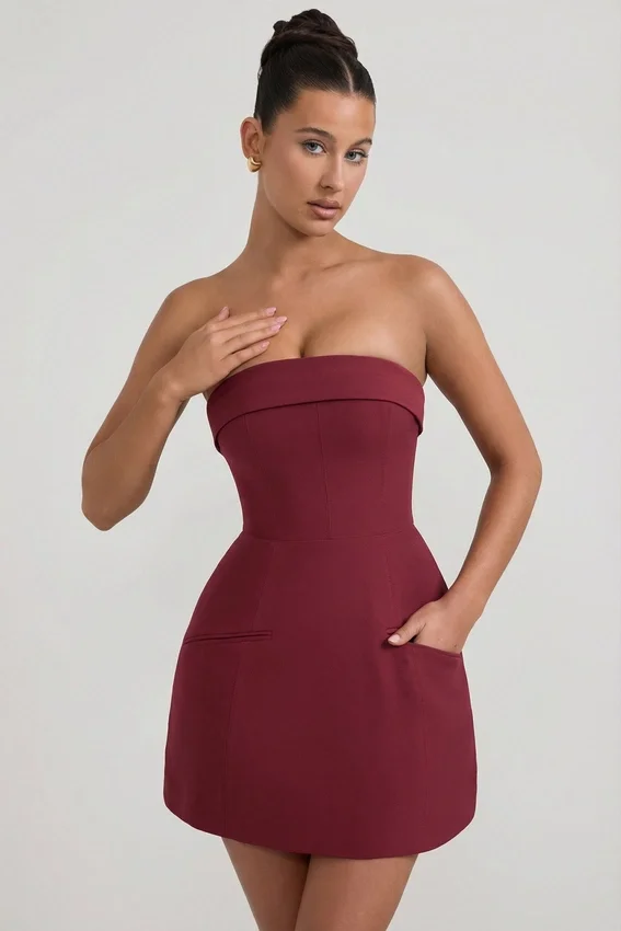 Vestido corto estructurado de corte A sin tirantes con cuello vuelto de Taia en rojo vino Vestido corto estructurado de corte A sin tirantes con cuello vuelto de Taia en rojo vino