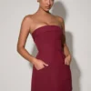 Vestido corto estructurado de corte A sin tirantes con cuello vuelto de Taia en rojo vino Vestido corto estructurado de corte A sin tirantes con cuello vuelto de Taia en rojo vino