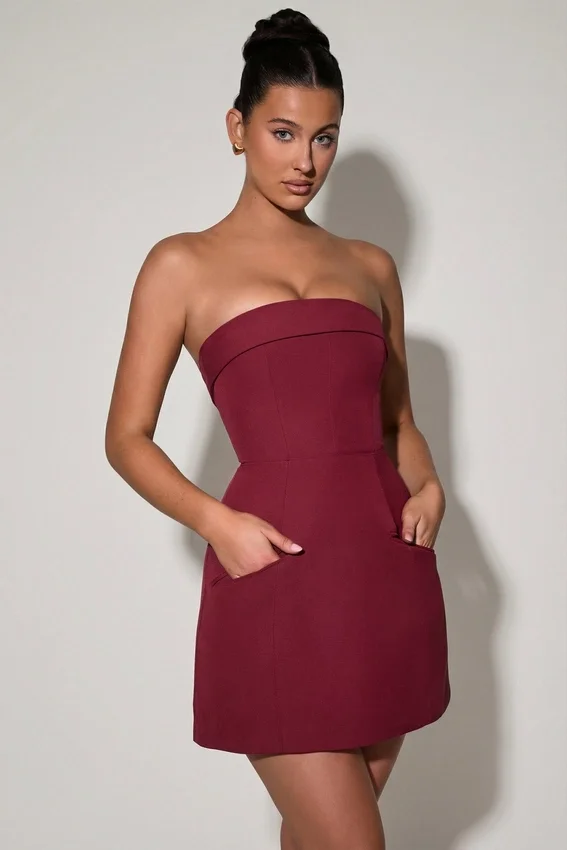 Vestido corto estructurado de corte A sin tirantes con cuello vuelto de Taia en rojo vino Vestido corto estructurado de corte A sin tirantes con cuello vuelto de Taia en rojo vino