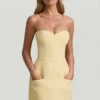 Vestido corto estructurado sin tirantes con escote corazón Talina en amarillo pastel Vestido corto estructurado sin tirantes con escote corazón Talina en amarillo pastel