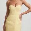 Vestido corto estructurado sin tirantes con escote corazón Talina en amarillo pastel Vestido corto estructurado sin tirantes con escote corazón Talina en amarillo pastel
