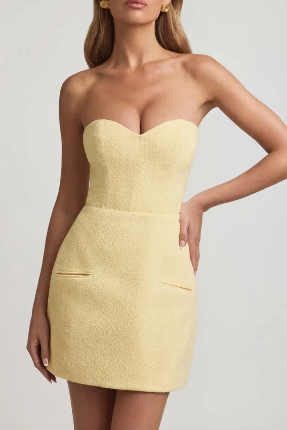 Vestido corto estructurado sin tirantes con escote corazón Talina en amarillo pastel Vestido corto estructurado sin tirantes con escote corazón Talina en amarillo pastel