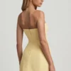 Vestido corto estructurado sin tirantes con escote corazón Talina en amarillo pastel Vestido corto estructurado sin tirantes con escote corazón Talina en amarillo pastel