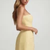 Vestido corto estructurado sin tirantes con escote corazón Talina en amarillo pastel Vestido corto estructurado sin tirantes con escote corazón Talina en amarillo pastel
