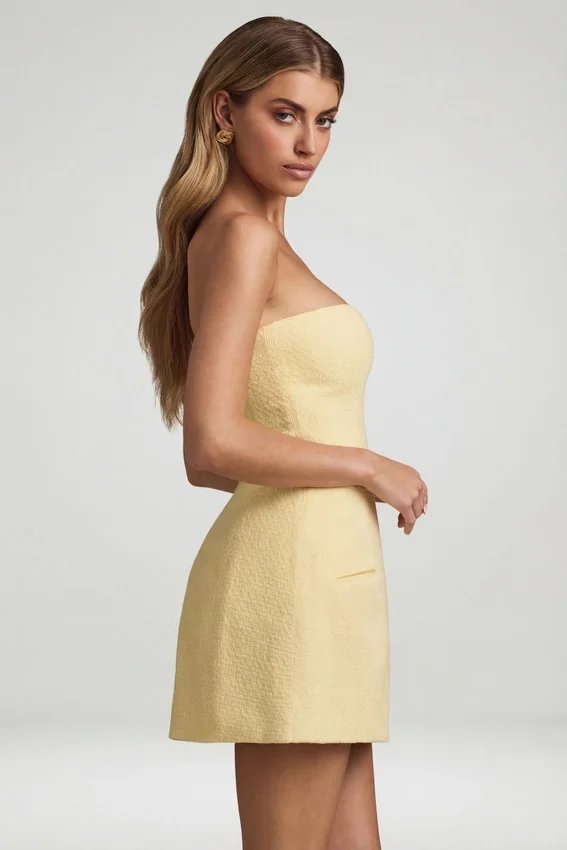 Vestido corto estructurado sin tirantes con escote corazón Talina en amarillo pastel Vestido corto estructurado sin tirantes con escote corazón Talina en amarillo pastel