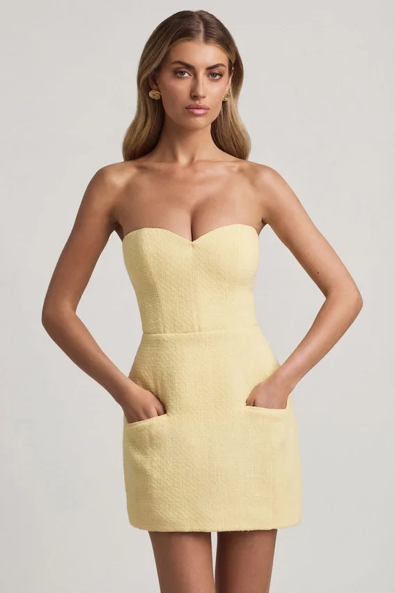 Vestido corto estructurado sin tirantes con escote corazón Talina en amarillo pastel Vestido corto estructurado sin tirantes con escote corazón Talina en amarillo pastel