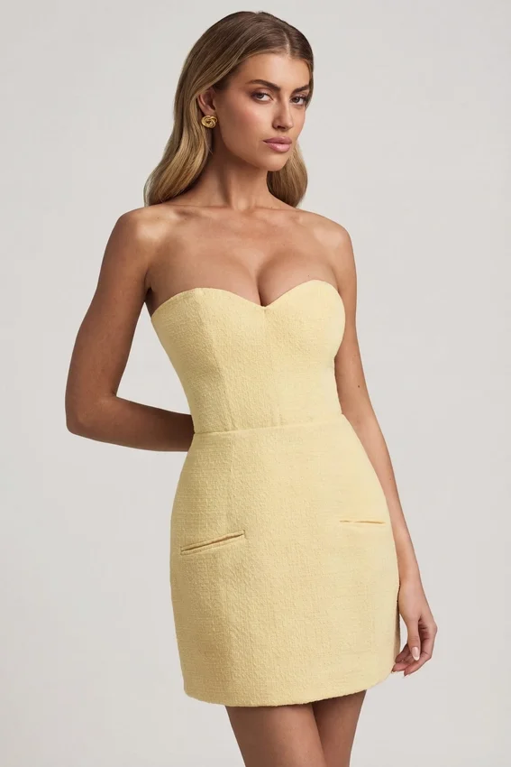 Vestido corto estructurado sin tirantes con escote corazón Talina en amarillo pastel Vestido corto estructurado sin tirantes con escote corazón Talina en amarillo pastel