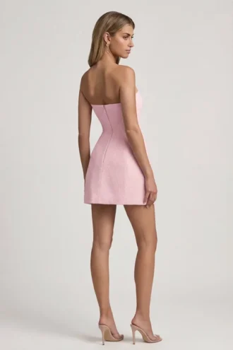 Vestido corto estructurado sin tirantes con escote corazón Talina en rosa suave Vestido corto estructurado sin tirantes con escote corazón Talina en rosa suave