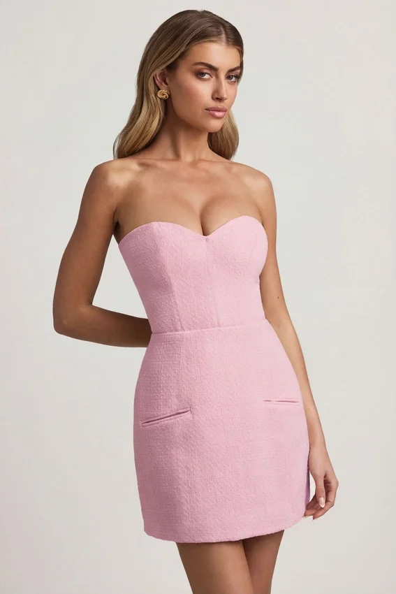 Vestido corto estructurado sin tirantes con escote corazón Talina en rosa suave Vestido corto estructurado sin tirantes con escote corazón Talina en rosa suave