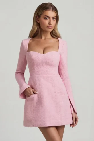 Vestido corto estructurado Tacita con cuello corazón en rosa suave Vestido corto estructurado Tacita con cuello corazón en rosa suave