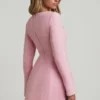Vestido corto estructurado Tacita con cuello corazón en rosa suave