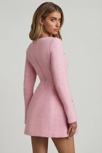 Vestido corto estructurado Tacita con cuello corazón en rosa suave Vestido corto estructurado Tacita con cuello corazón en rosa suave