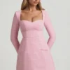 Vestido corto estructurado Tacita con cuello corazón en rosa suave